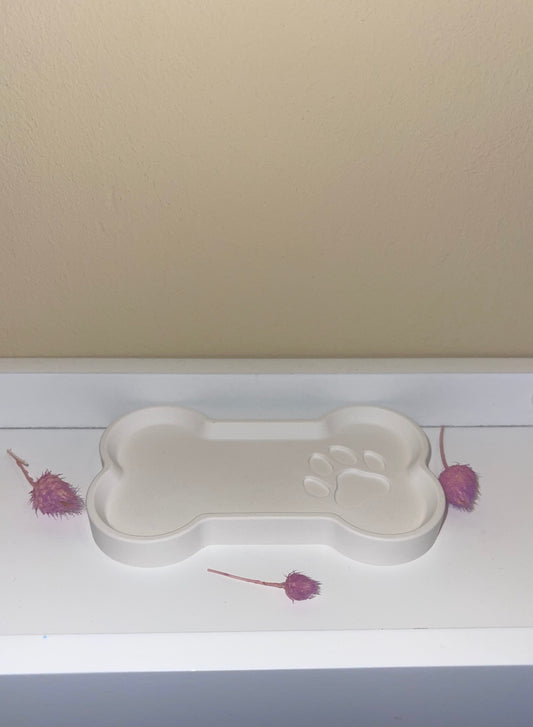 Tablett „Knochenform“ mit Pfotenprägung – handgegossen aus Keraflott